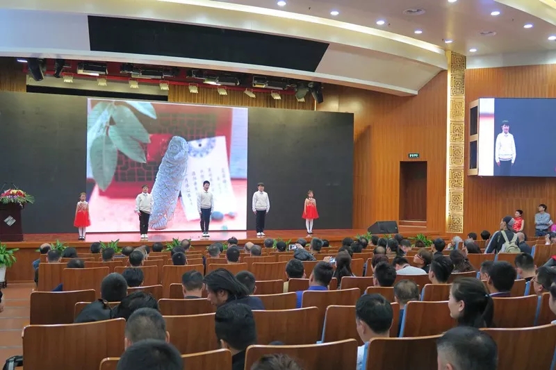 诗朗诵《我是一块石头》