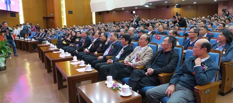 中国玉文化研究会名誉会长王伟、张柏、李节、郑勇、唐克美、刘继庭，副会长马北辰、朱胜利、刘国祥、李常宝、赵民富，秘书长刘增恩出席会议并分别颁发证书